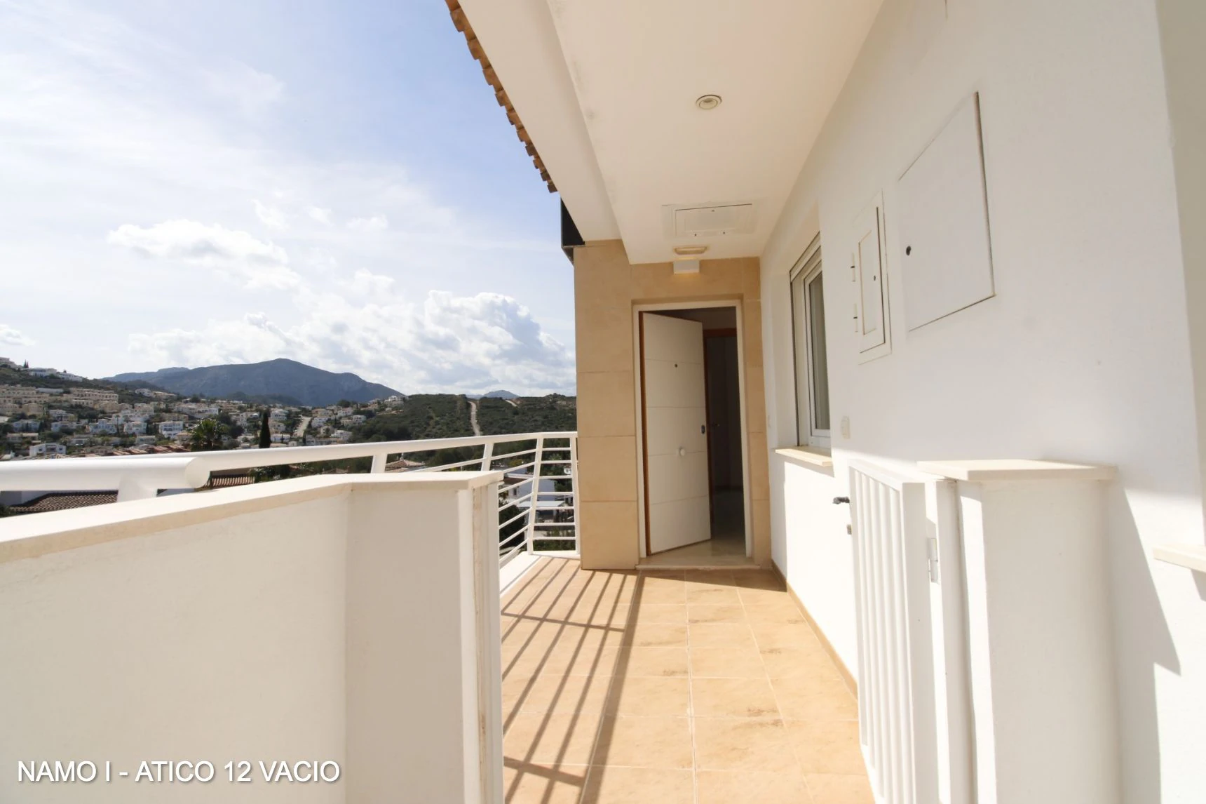 ÁTICO DÚPLEX CON TERRAZAS Y VISTAS 360º AL MAR – INVERSIÓN Y CALIDAD DE VIDA
