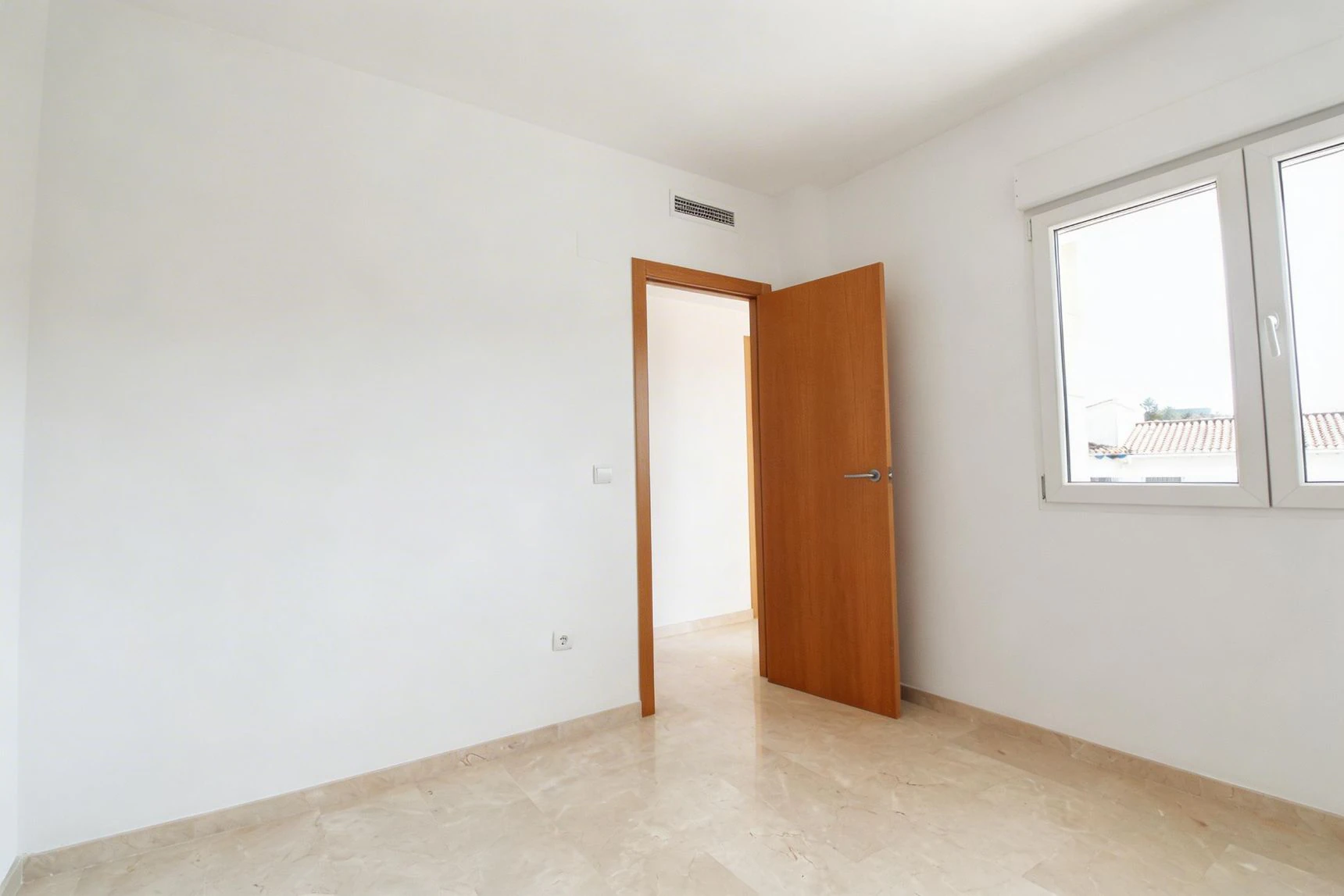 APARTAMENTO CON VISTAS AL MAR Y RENTABILIDAD REAL – TERRAZA, LUZ Y UBICACIÓN