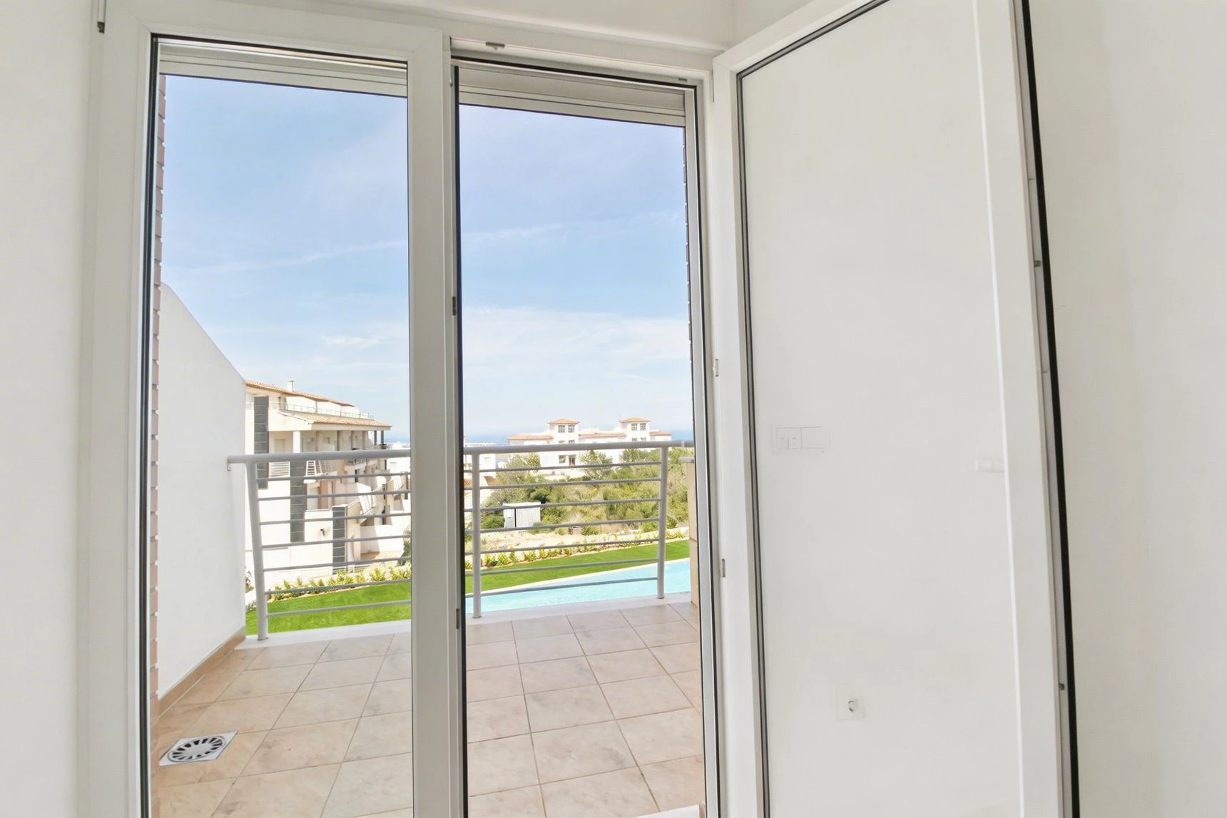 APARTAMENTO CON VISTAS AL MAR Y RENTABILIDAD REAL – TERRAZA, LUZ Y UBICACIÓN