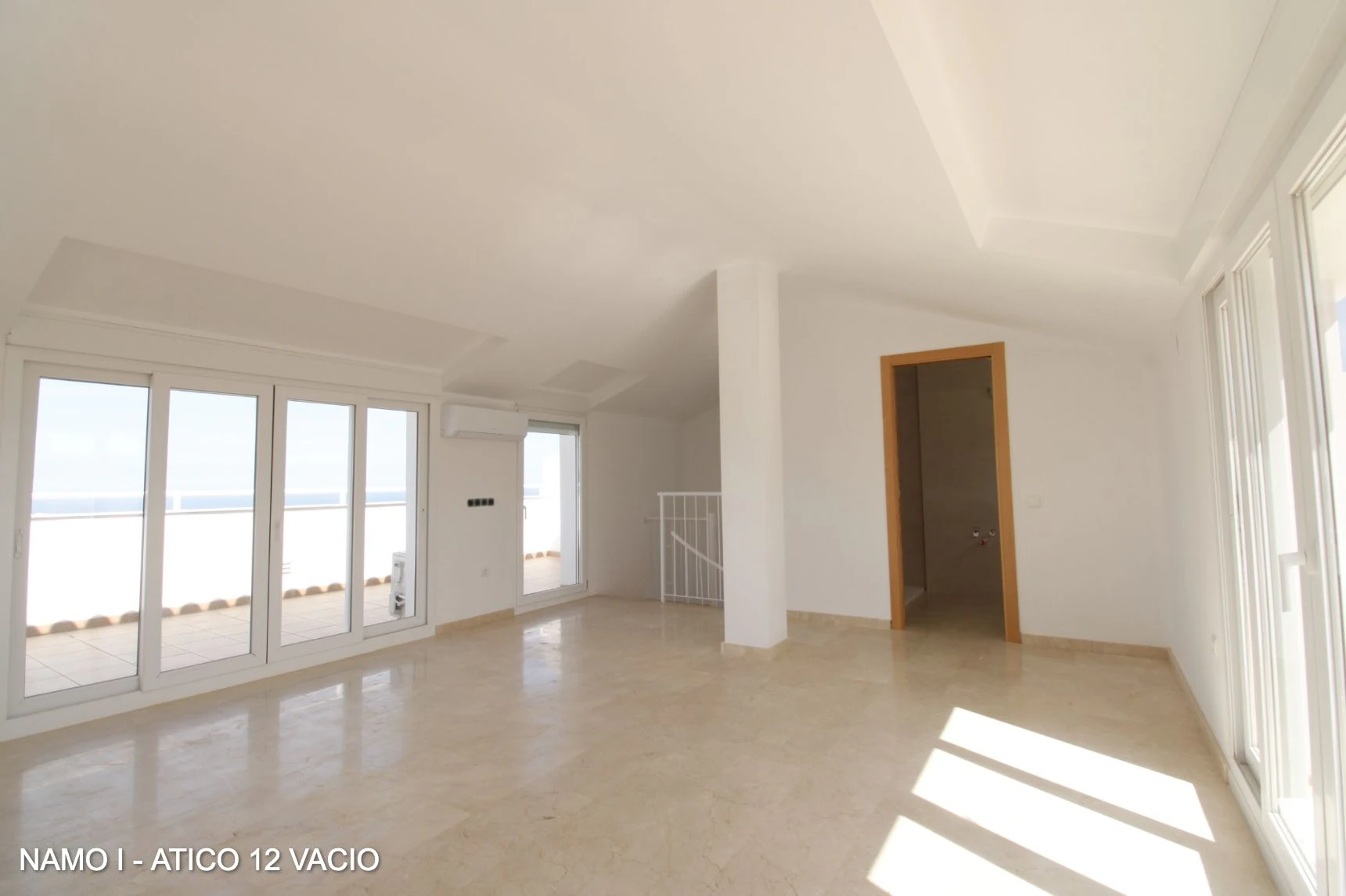 ÁTICO DÚPLEX CON TERRAZAS Y VISTAS 360º AL MAR – INVERSIÓN Y CALIDAD DE VIDA