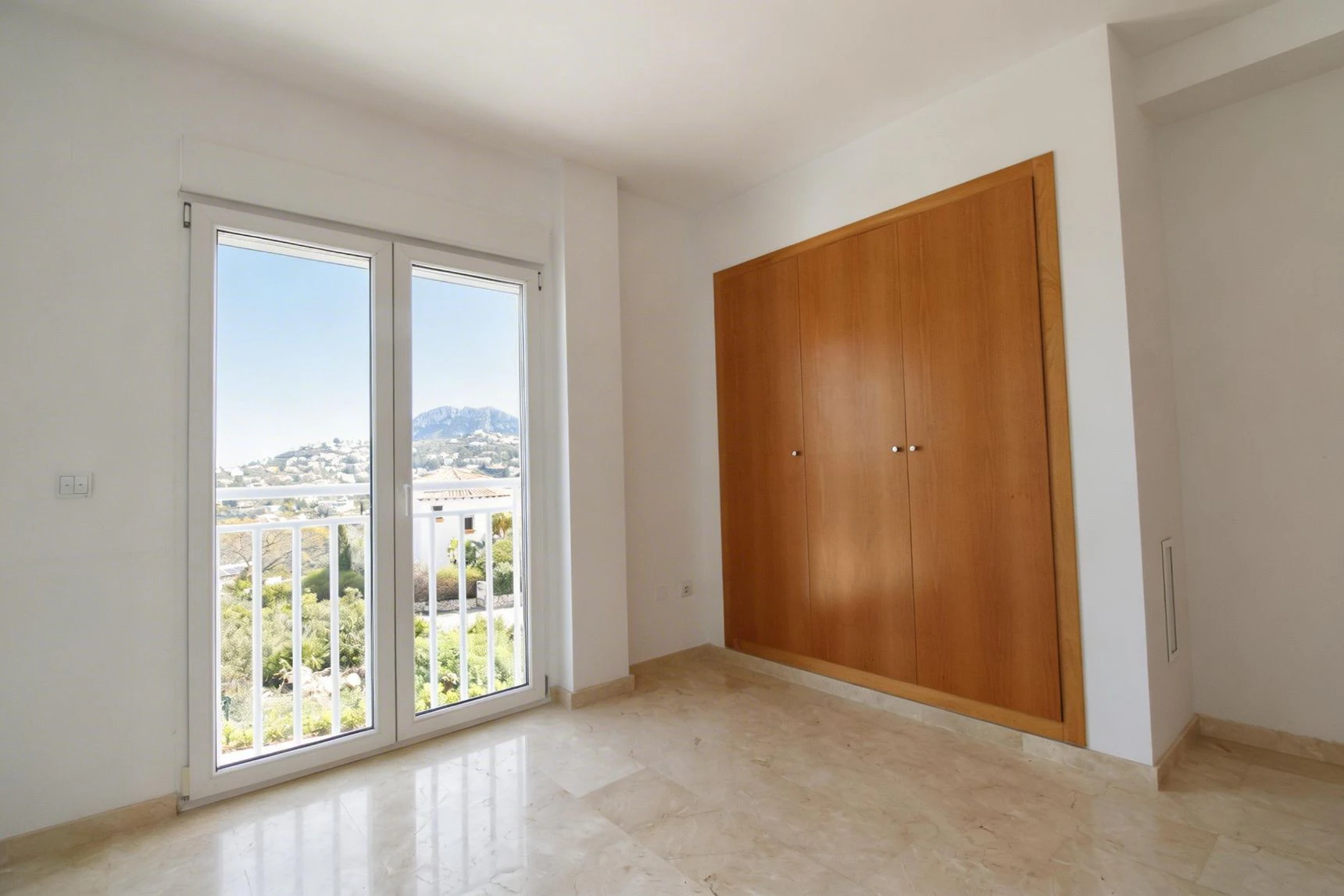 APARTAMENTO CON VISTAS AL MAR Y RENTABILIDAD REAL – TERRAZA, LUZ Y UBICACIÓN