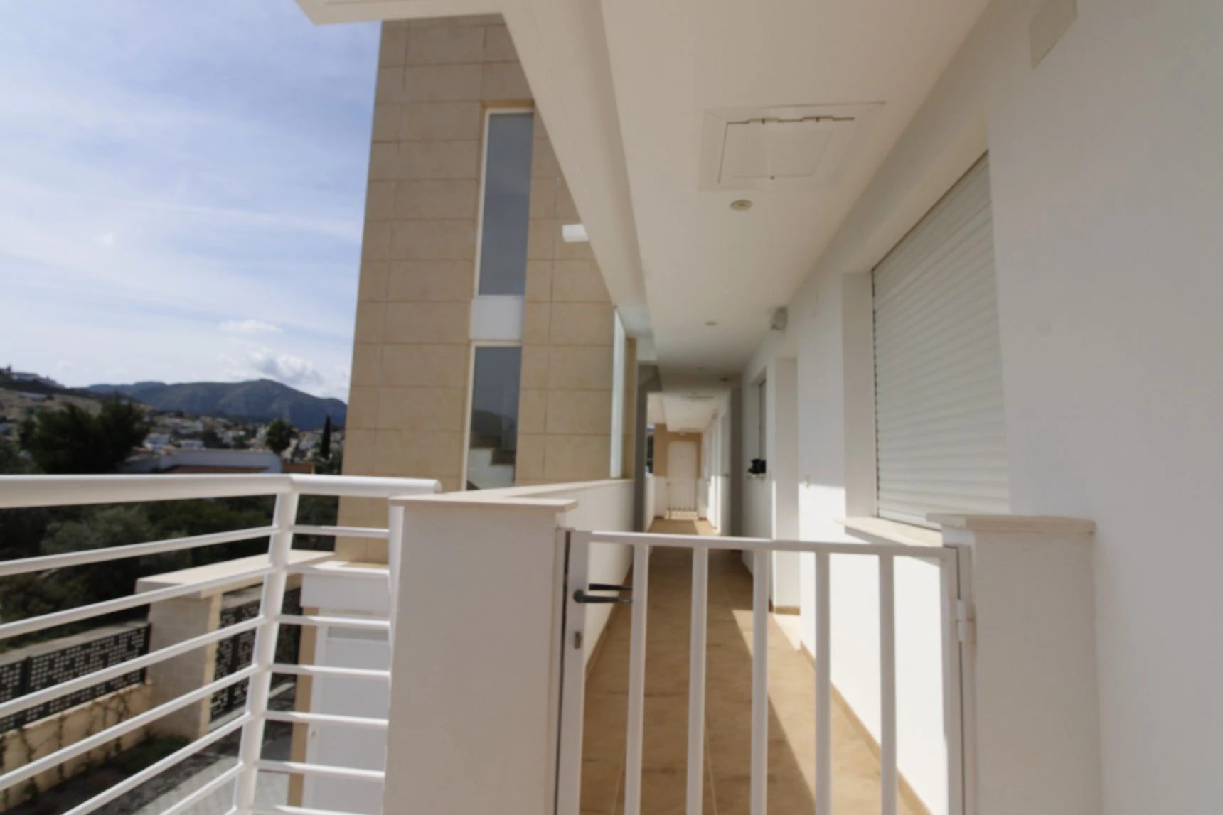APARTAMENTO CON VISTAS AL MAR Y RENTABILIDAD REAL – TERRAZA, LUZ Y UBICACIÓN
