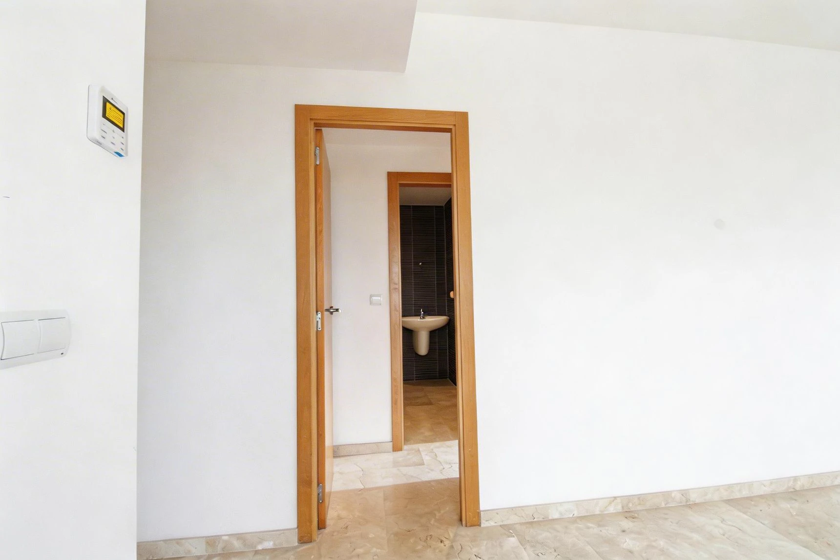 APARTAMENTO CON VISTAS AL MAR Y RENTABILIDAD REAL – TERRAZA, LUZ Y UBICACIÓN