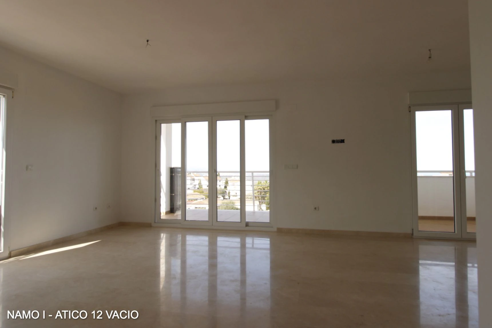 ÁTICO DÚPLEX CON TERRAZAS Y VISTAS 360º AL MAR – INVERSIÓN Y CALIDAD DE VIDA
