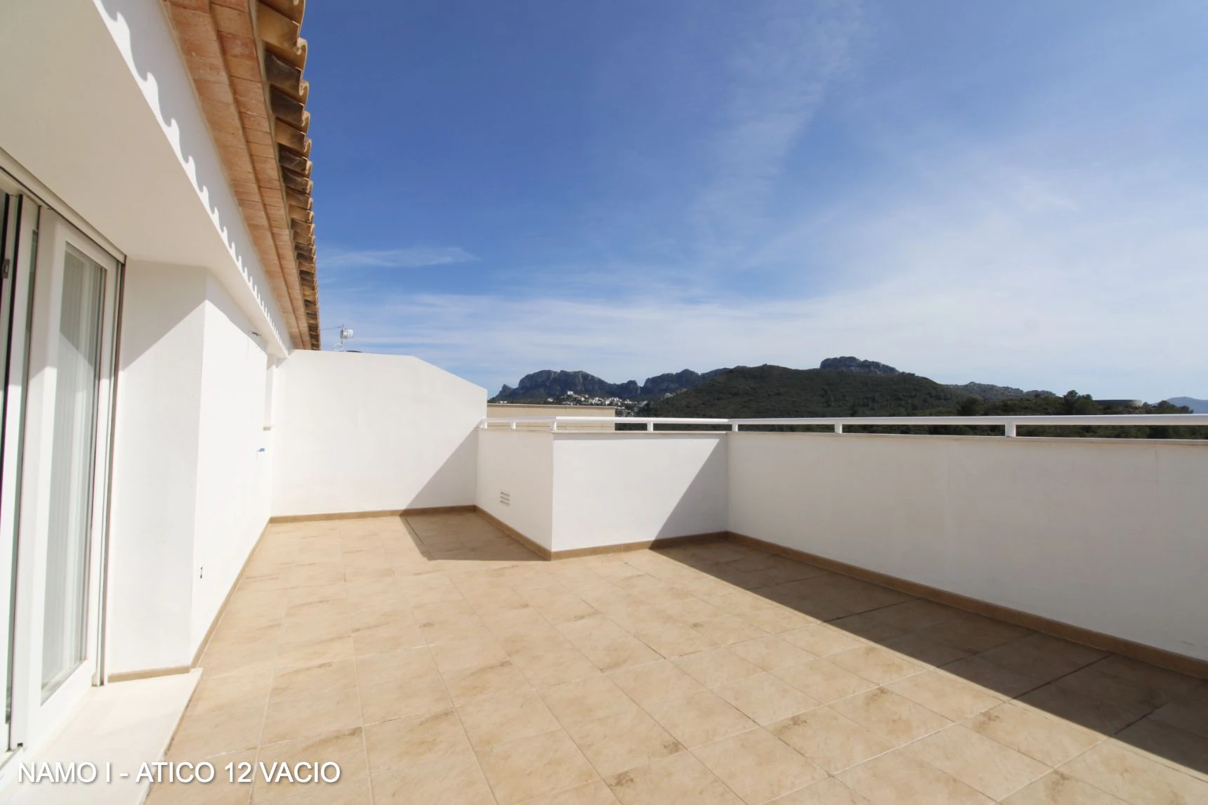 ÁTICO DÚPLEX CON TERRAZAS Y VISTAS 360º AL MAR – INVERSIÓN Y CALIDAD DE VIDA