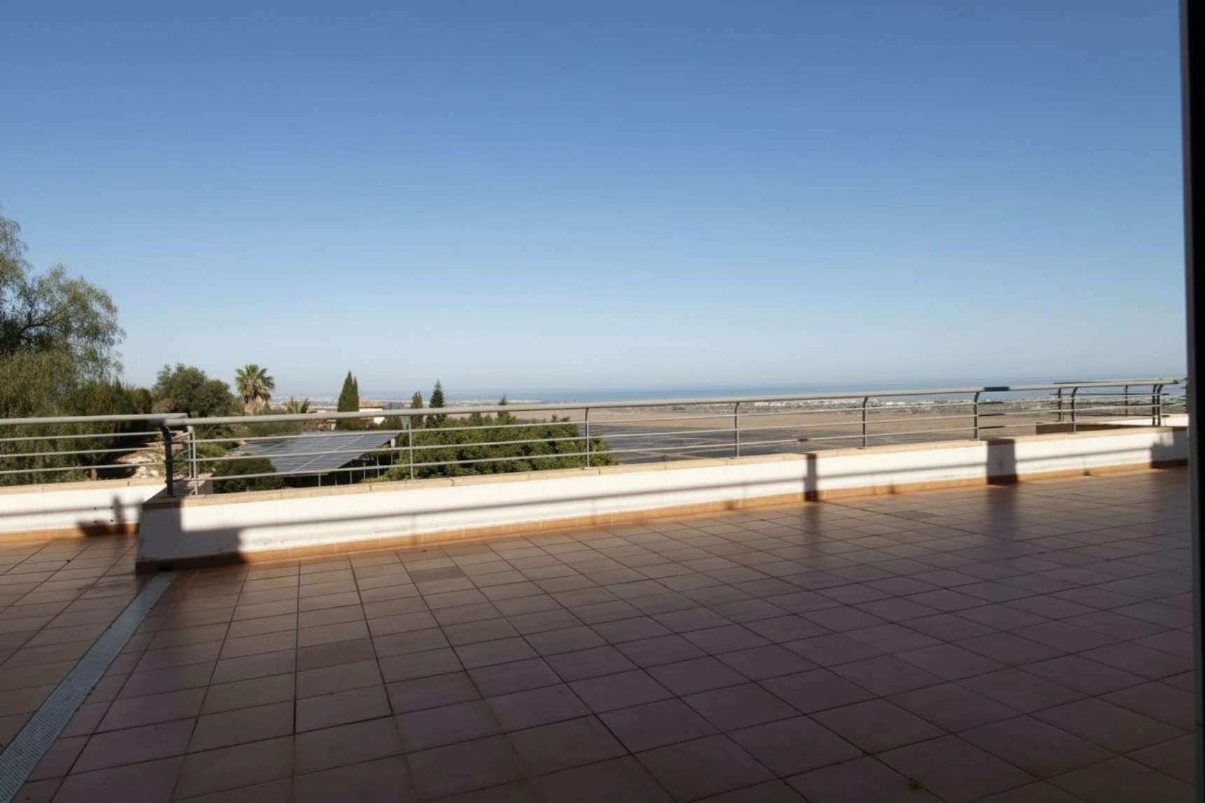 Ático con gran terraza y vistas panorámicas al mar en Monte Pego