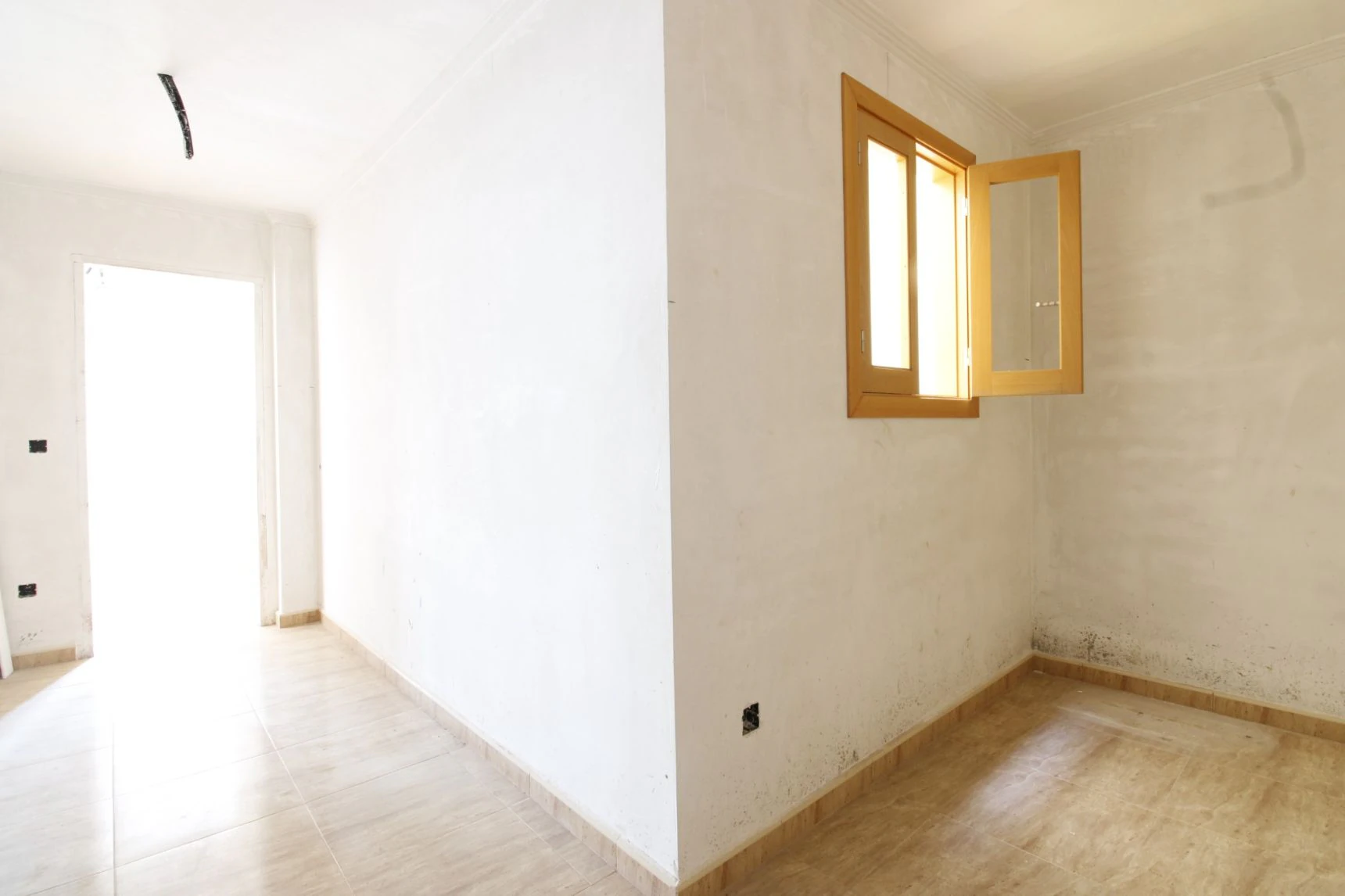 CASA CON GARAJE XXL Y POTENCIAL DE REVALORIZACIÓN EN PEGO – 300 m² REALES