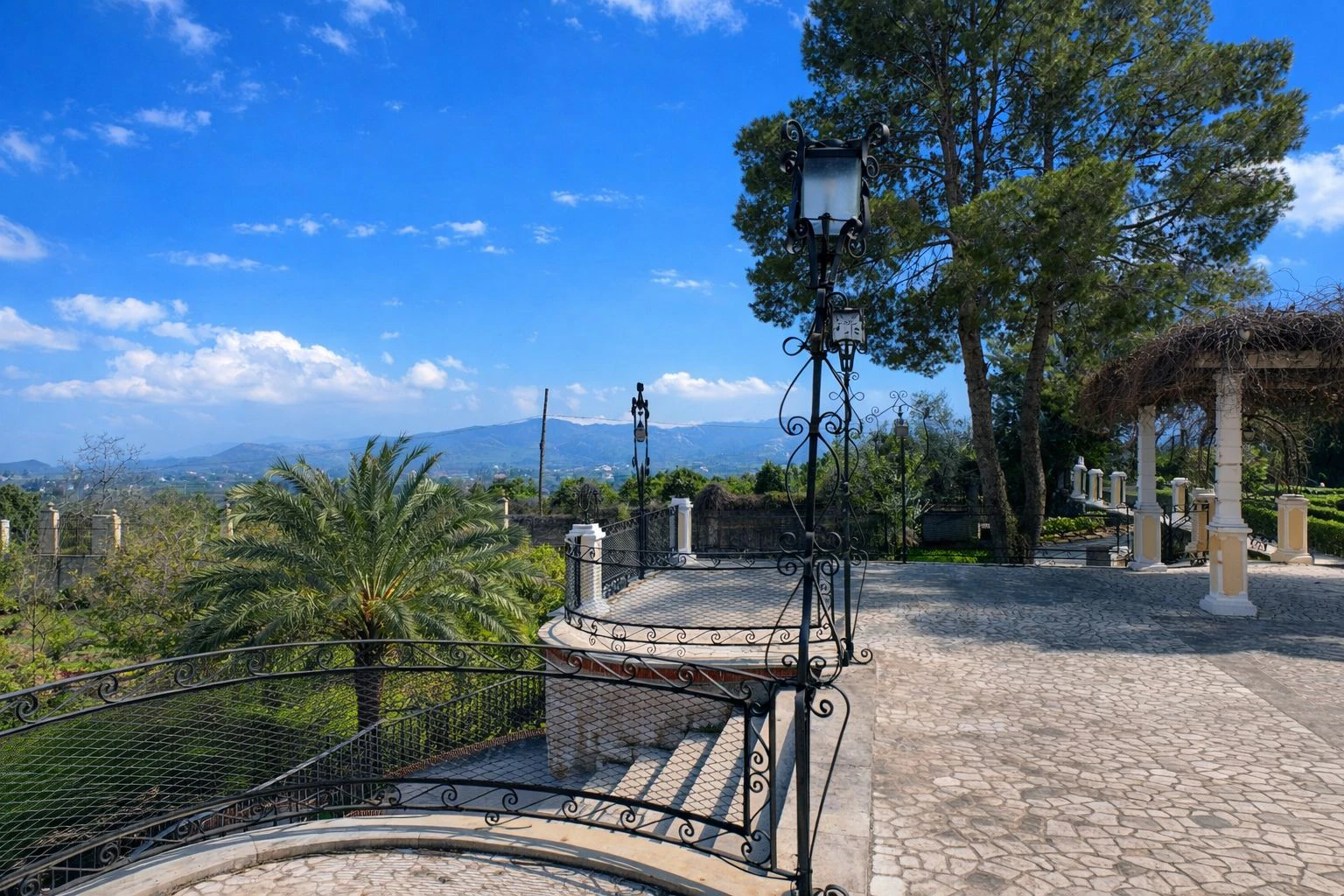 ¿Quieres una casa o un activo exclusivo que genere ingresos donde otros solo ven lujo? En Pego (Costa Blanca)