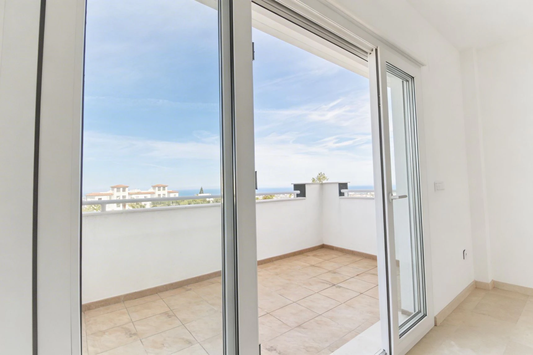 APARTAMENTO CON VISTAS AL MAR Y RENTABILIDAD REAL – TERRAZA, LUZ Y UBICACIÓN