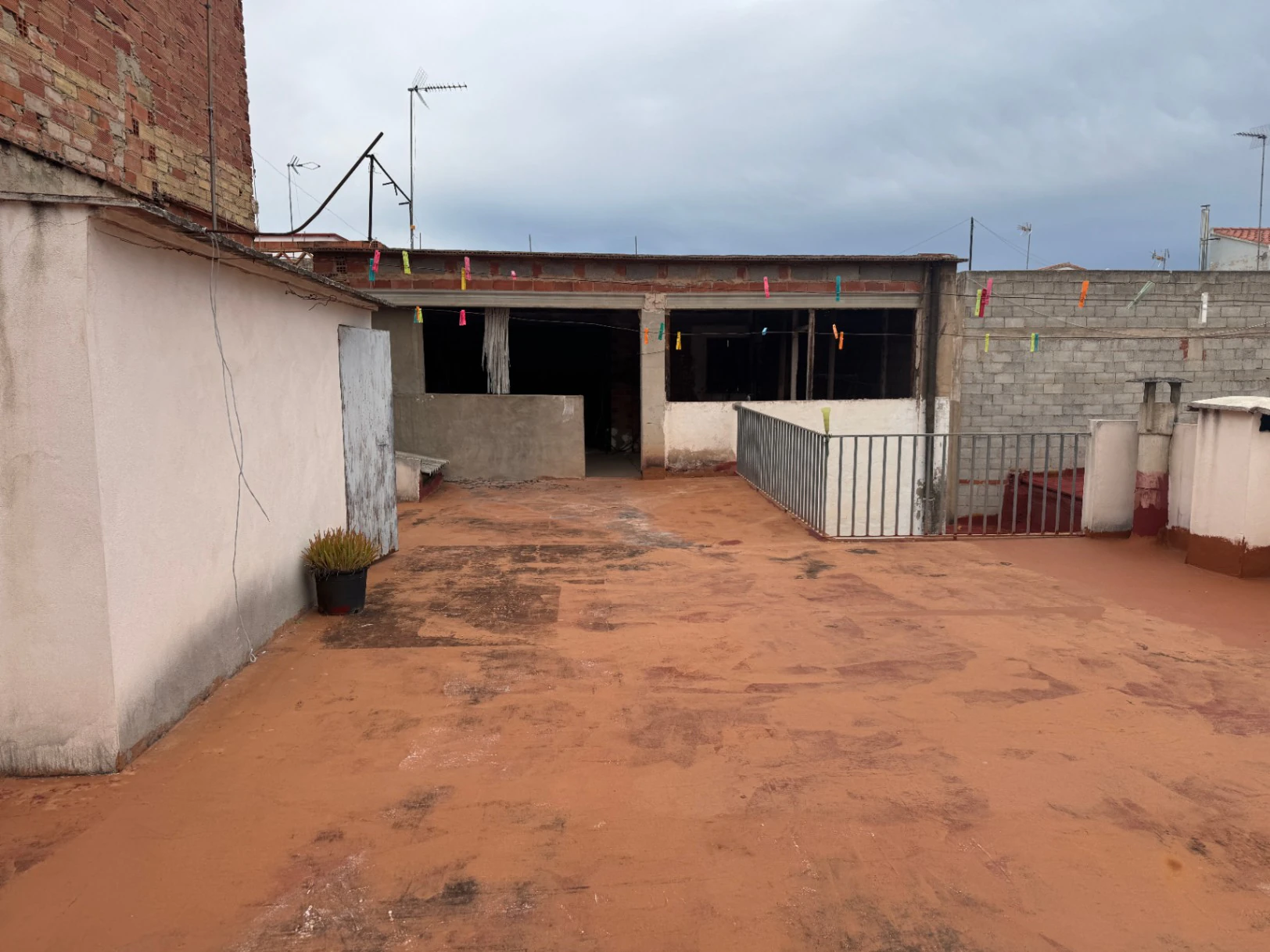 Edificio de 2 plantas. 2 vivienda independientes