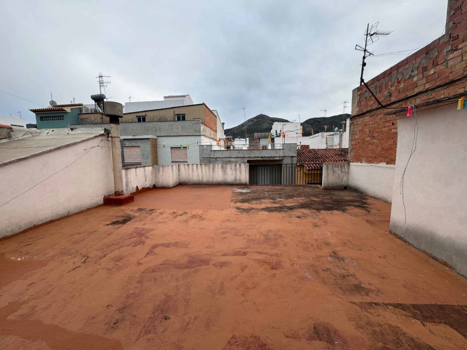 Edificio de 2 plantas. 2 vivienda independientes