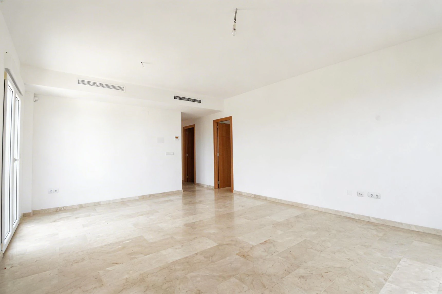 APARTAMENTO CON VISTAS AL MAR Y RENTABILIDAD REAL – TERRAZA, LUZ Y UBICACIÓN