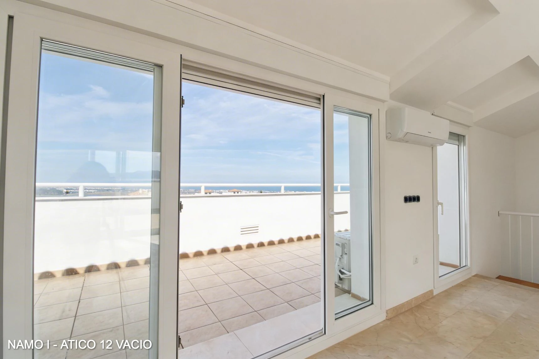 ÁTICO DÚPLEX CON TERRAZAS Y VISTAS 360º AL MAR – INVERSIÓN Y CALIDAD DE VIDA