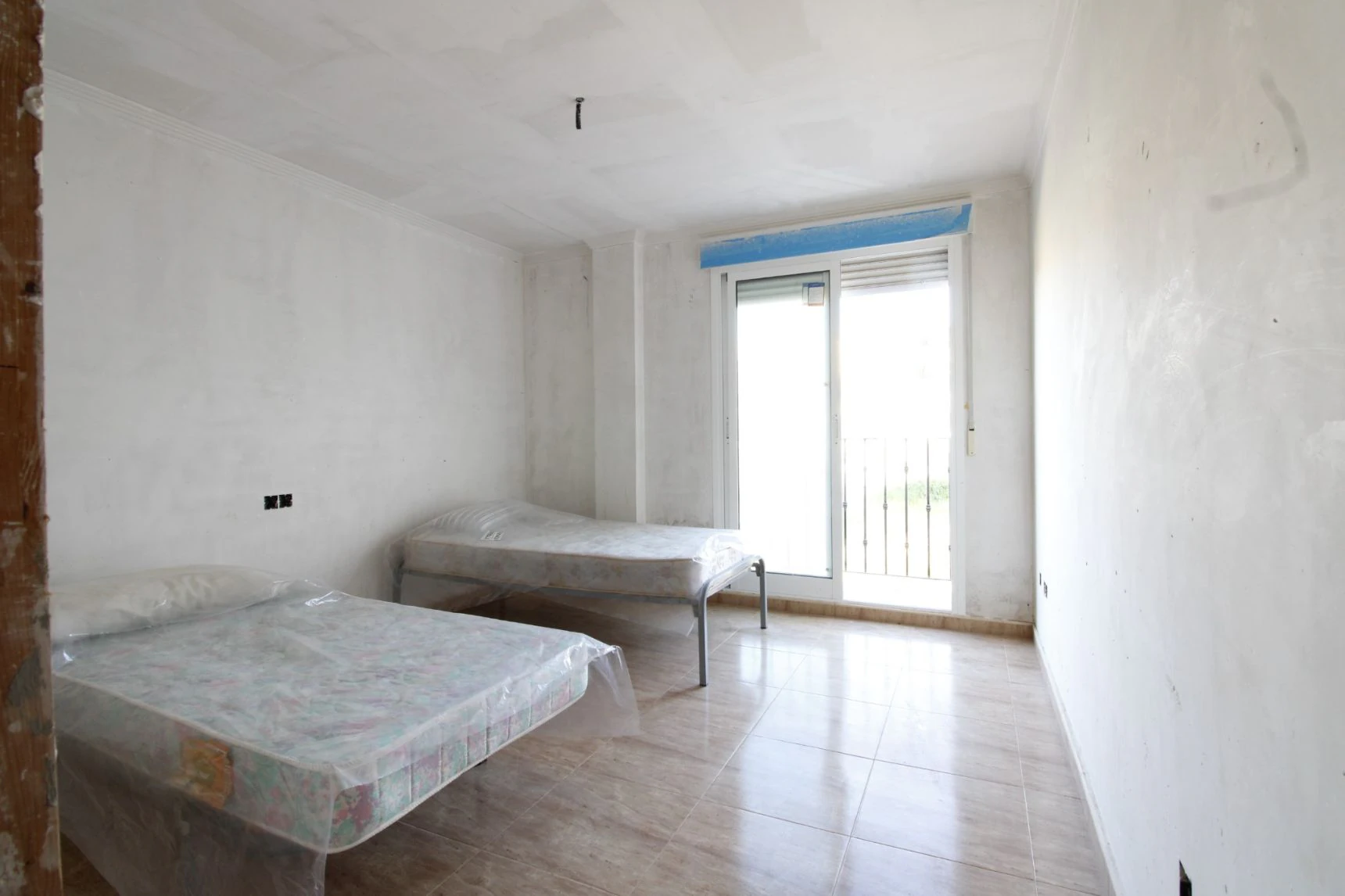 CASA CON GARAJE XXL Y POTENCIAL DE REVALORIZACIÓN EN PEGO – 300 m² REALES