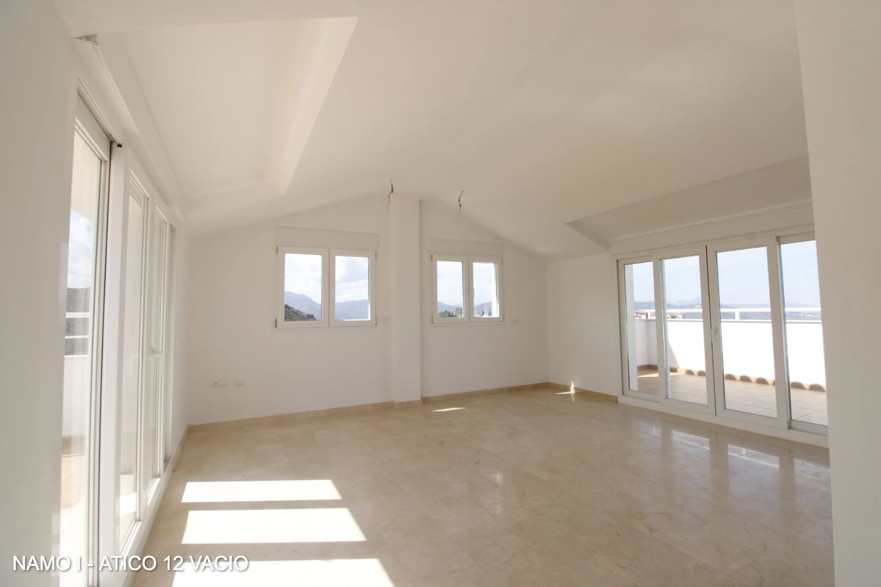 ÁTICO DÚPLEX CON TERRAZAS Y VISTAS 360º AL MAR – INVERSIÓN Y CALIDAD DE VIDA