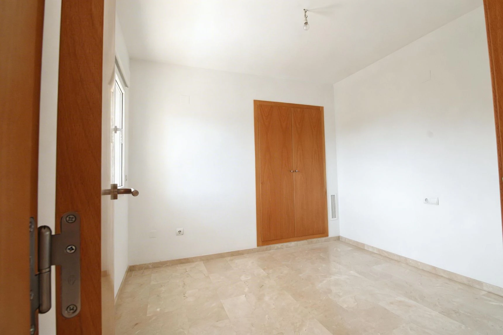 APARTAMENTO CON VISTAS AL MAR Y RENTABILIDAD REAL – TERRAZA, LUZ Y UBICACIÓN