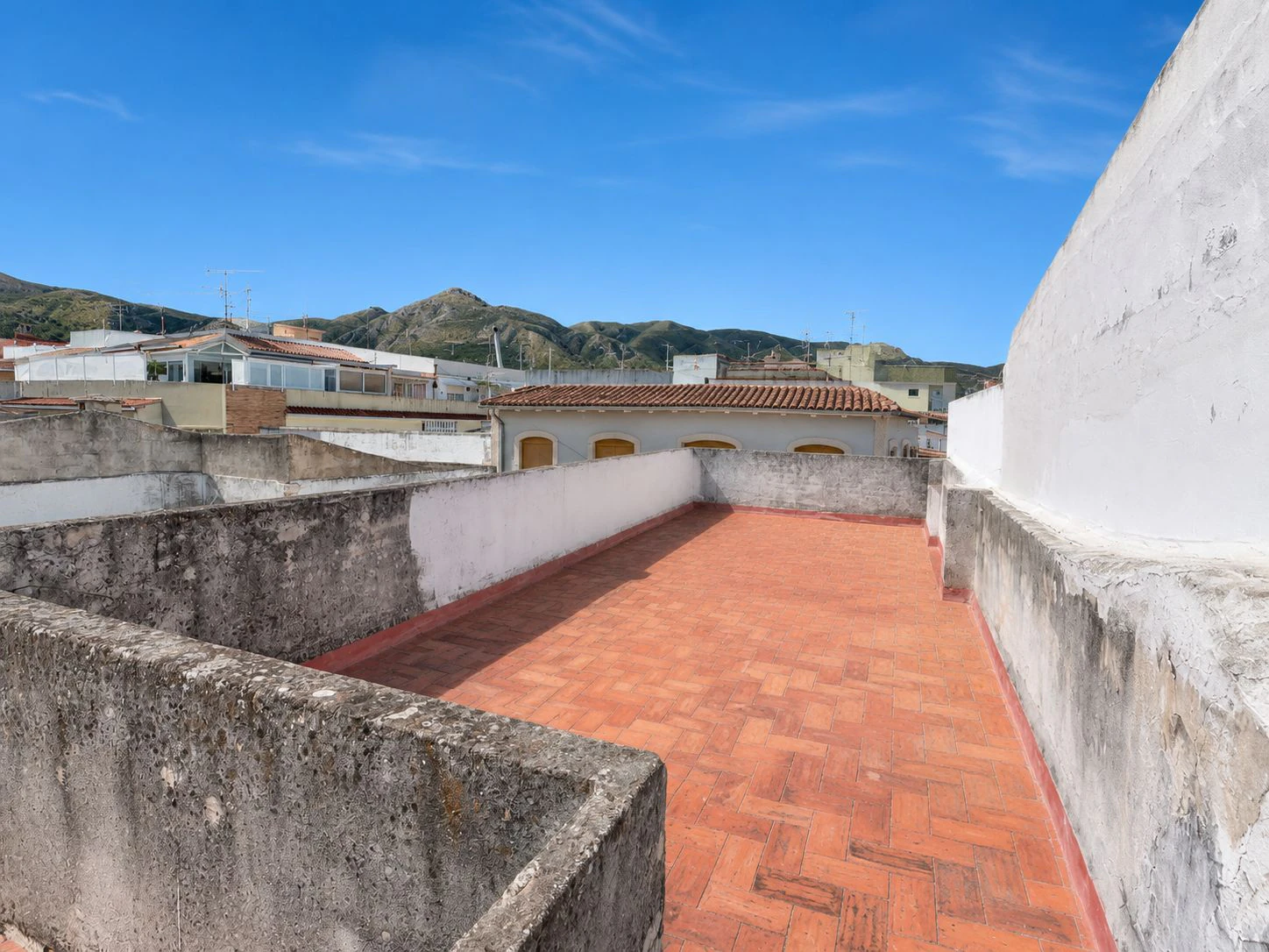 OPORTUNIDAD DE INVERSIÓN EN EL CENTRO DE PEGO: CASA SEÑORIAL CON LOCAL Y DOBLE ACCESO