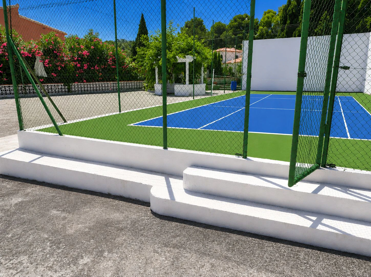 Chalet mit Tennisplatz und Garten in Les Rotes (Denia)