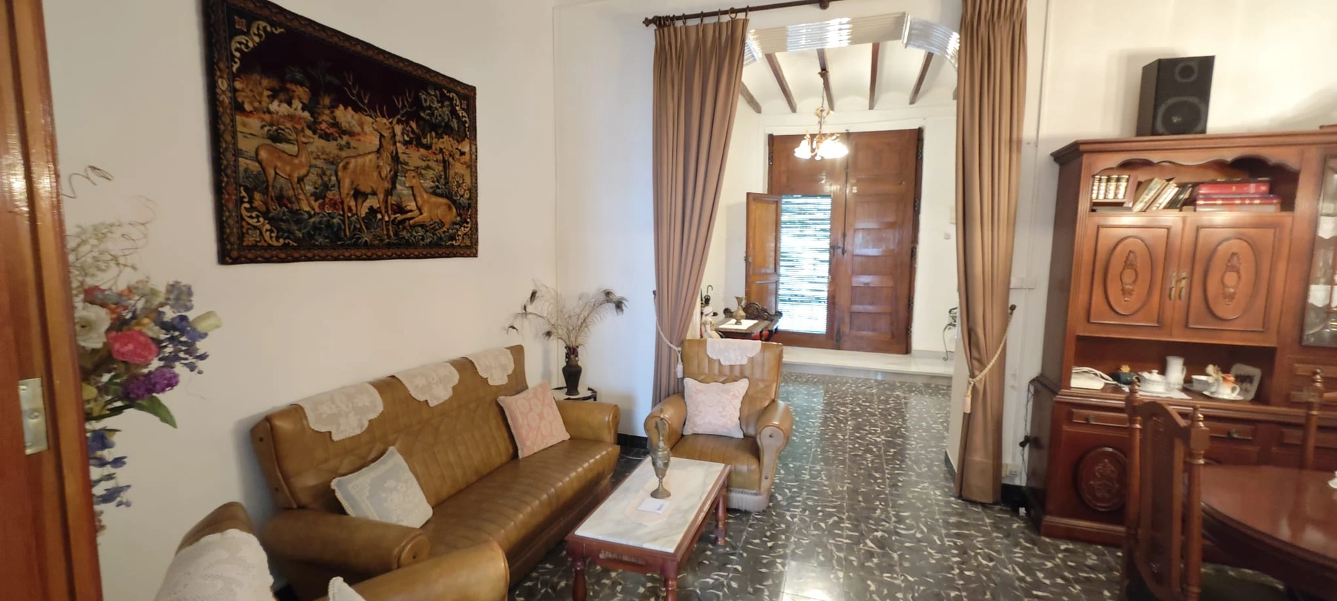 CASA DE PUEBLO DUPLEX CON PATIO AJARDINADO