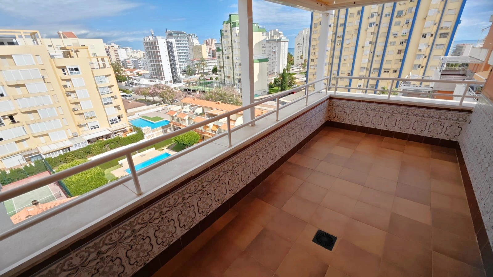 APARTAMENTO CON PISCINA Y PARKING EN LA PLAYA DE GANDIA