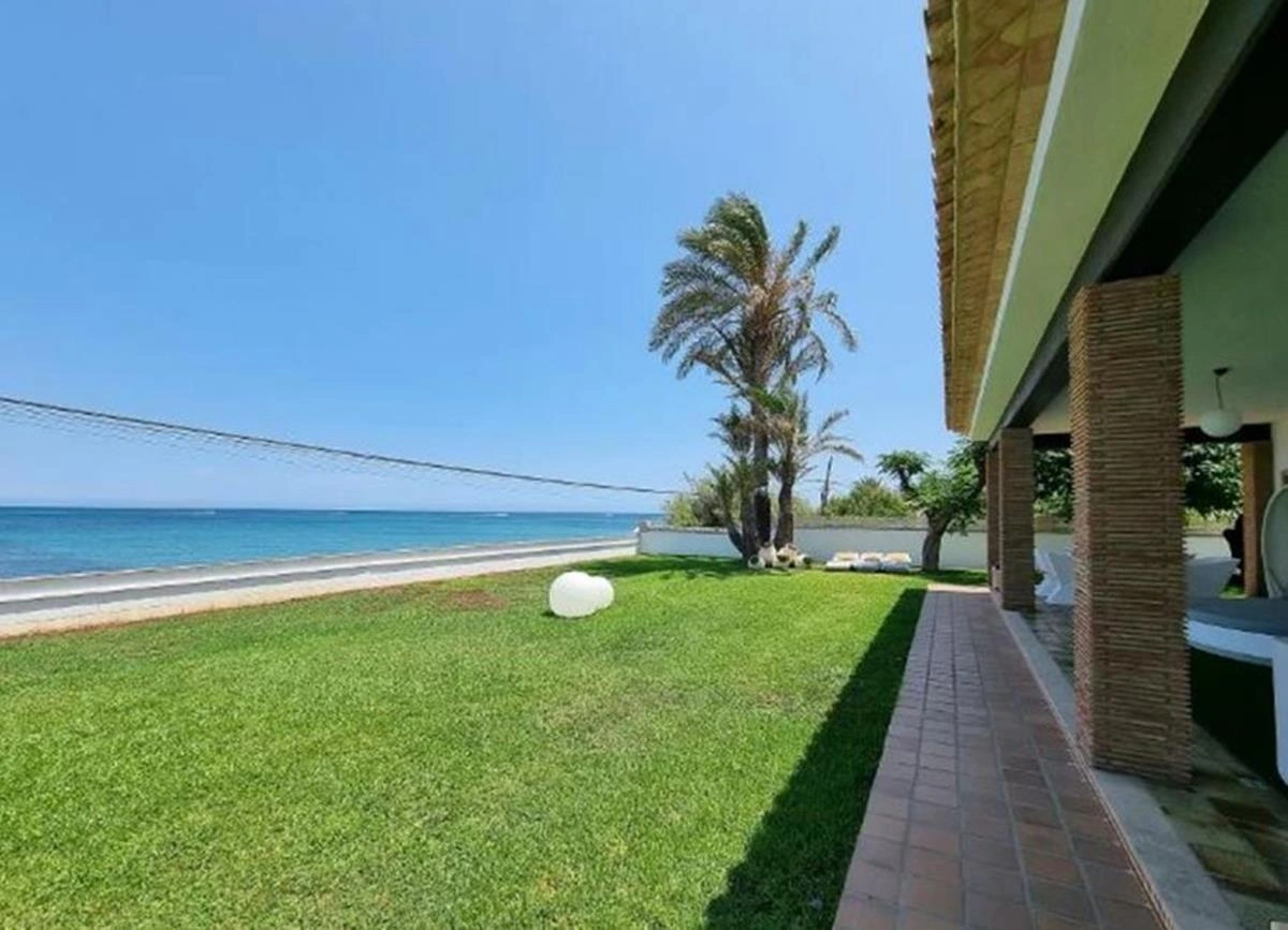 Denia. Villa en 1. linea de la playa