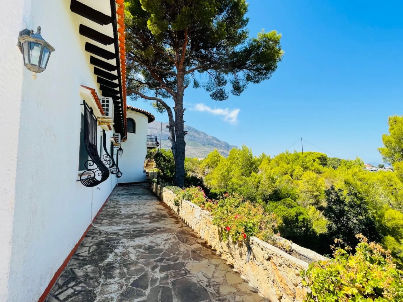 Chalet con piscina y vistas panorámicas en Dénia- Las Rotas