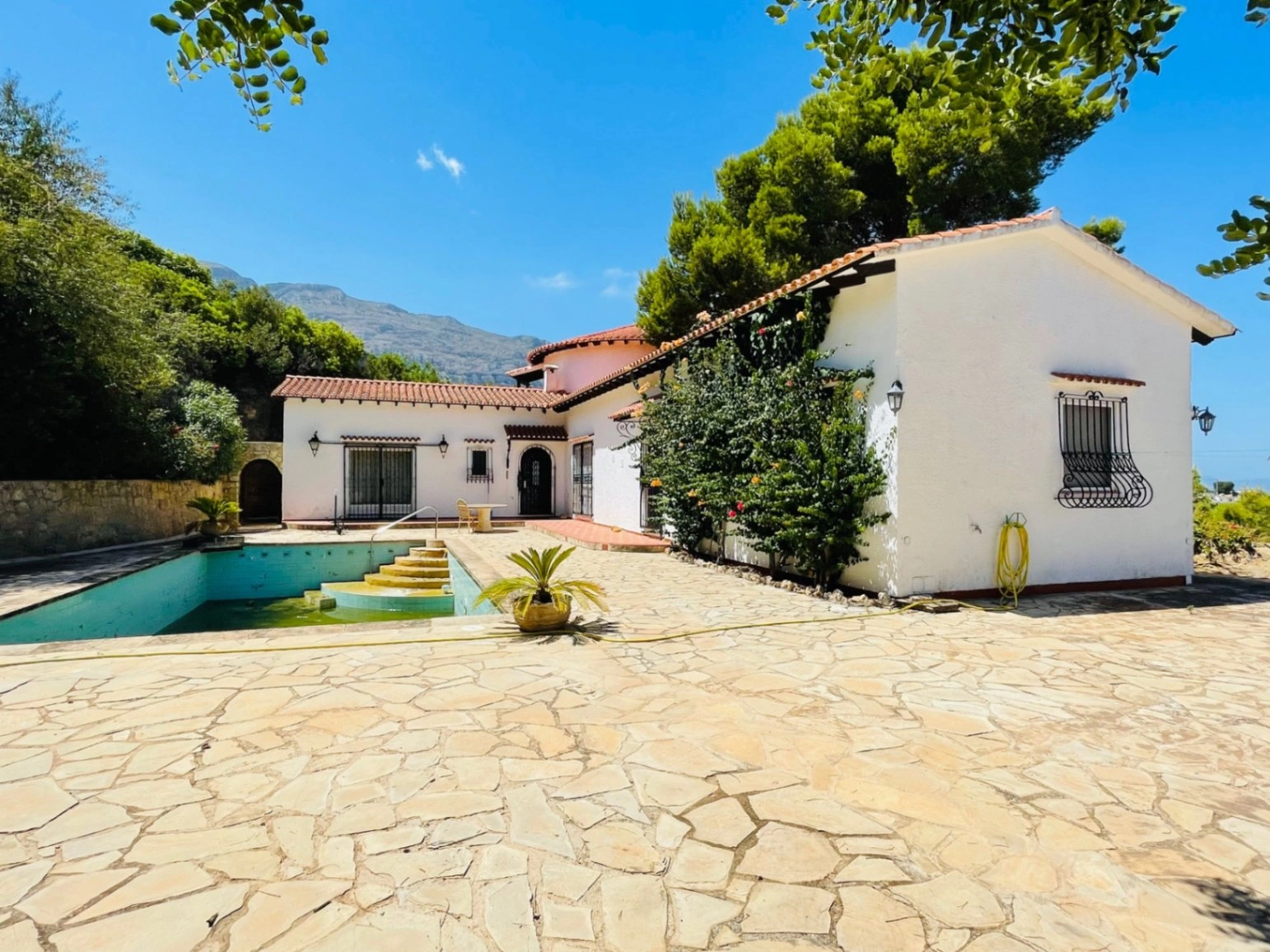 Chalet con piscina y vistas panorámicas en Dénia- Las Rotas