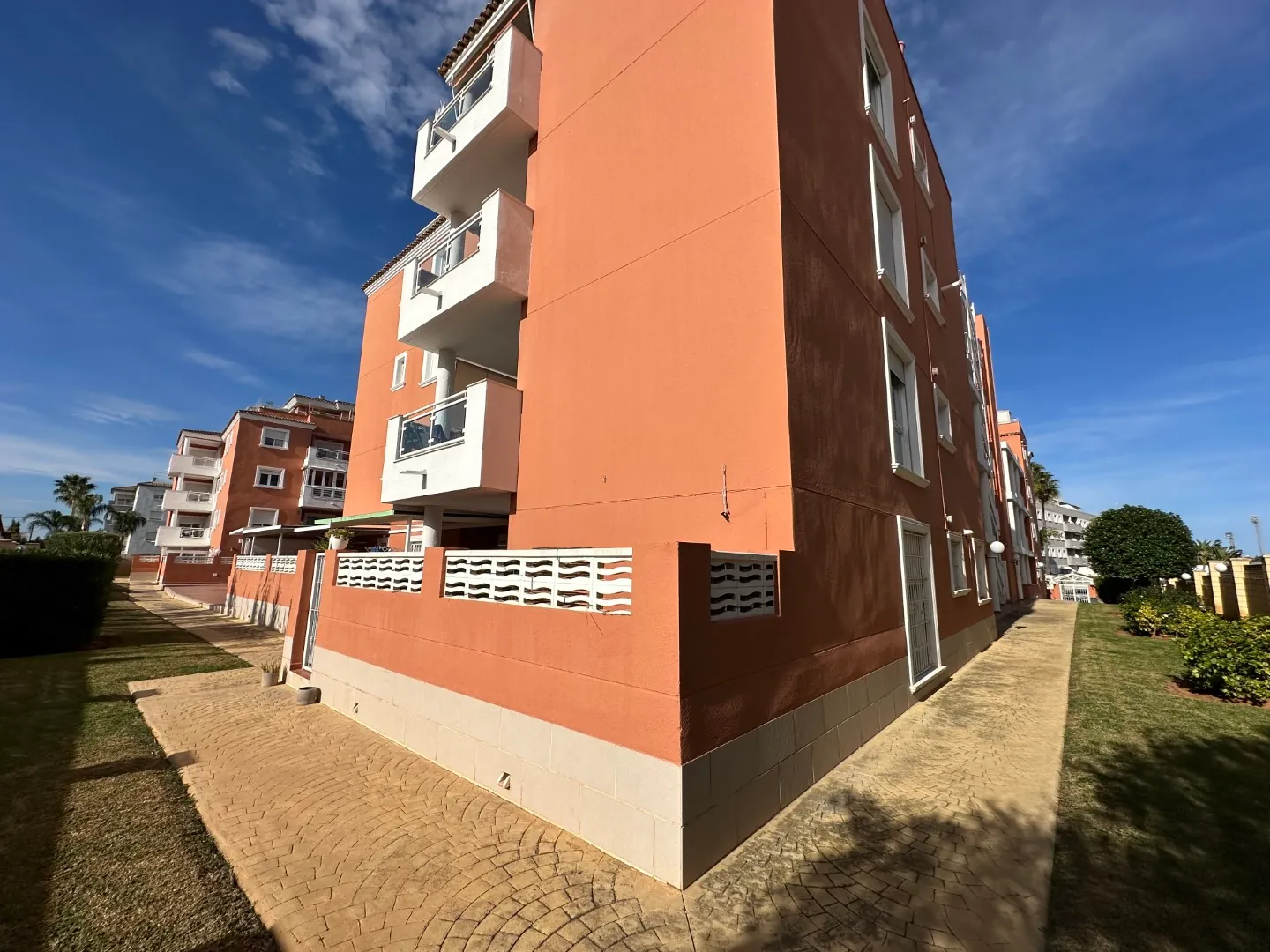 Apartamento en Denia en planta baja de 2 dormitorios y terraza privada en venta
