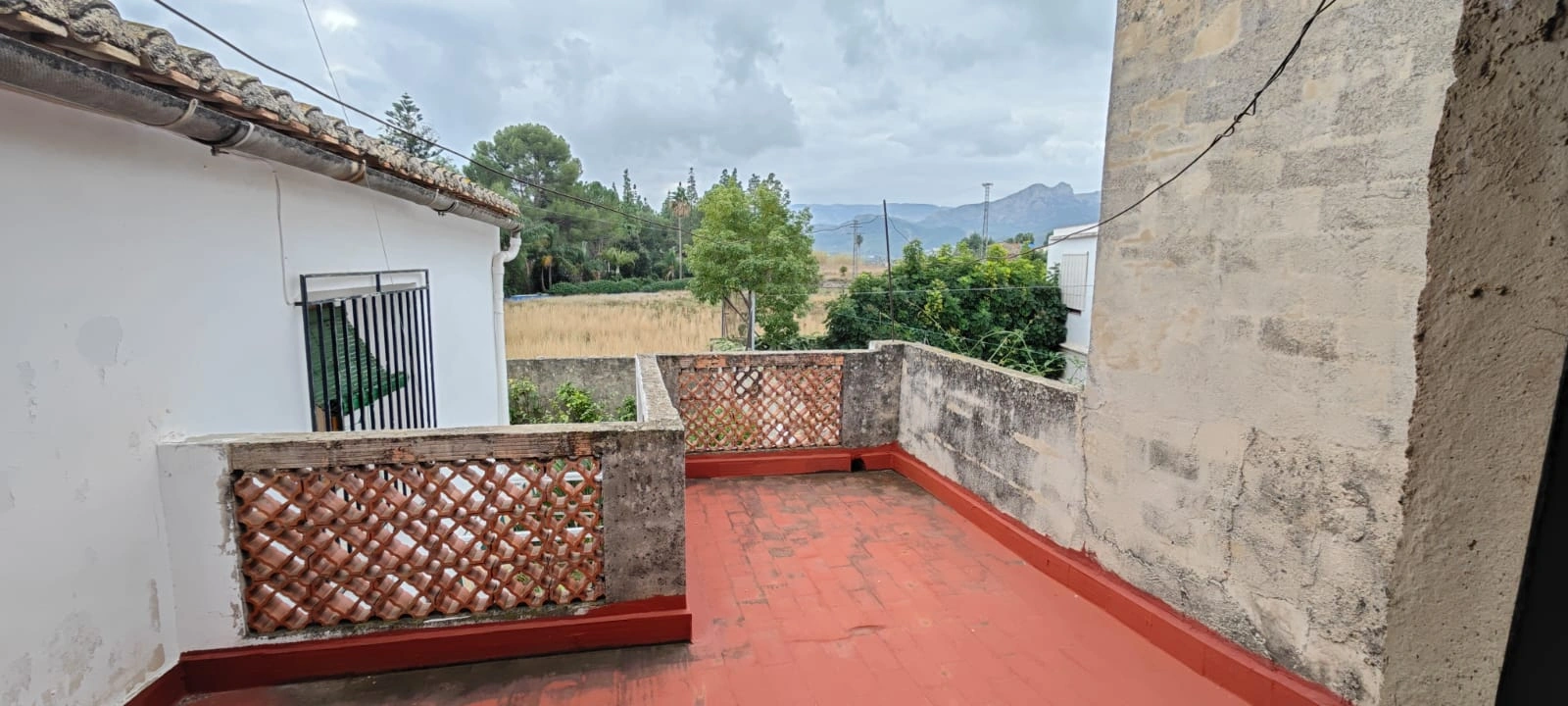 CASA DE PUEBLO DUPLEX CON PATIO AJARDINADO