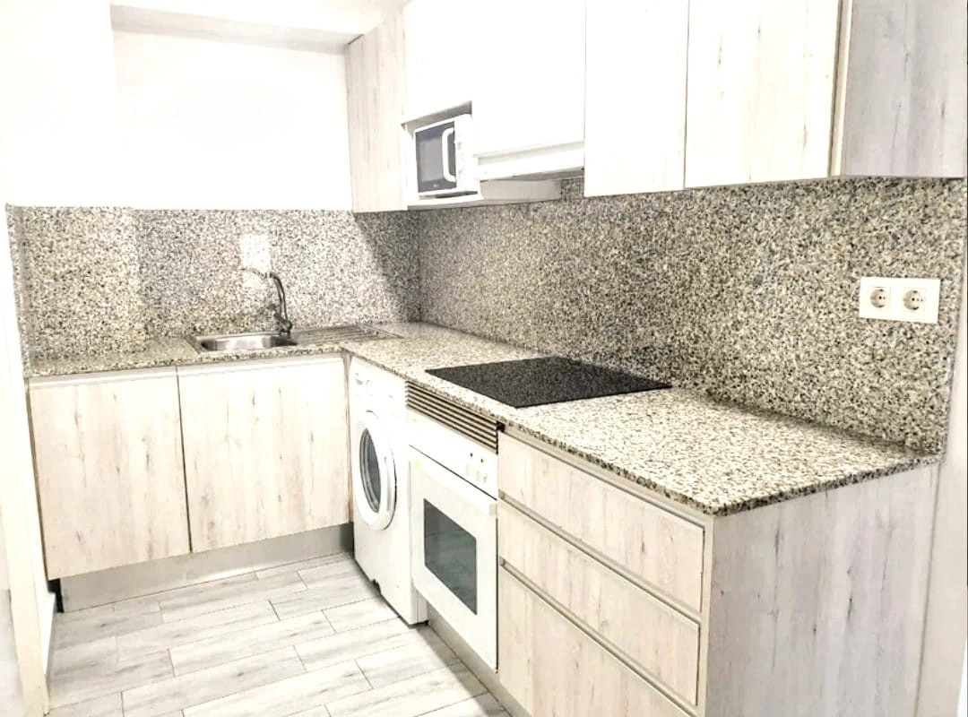 SE VENDE BAJO EN PRIMERA LINEA EN LA PLAYA DE GANDIA