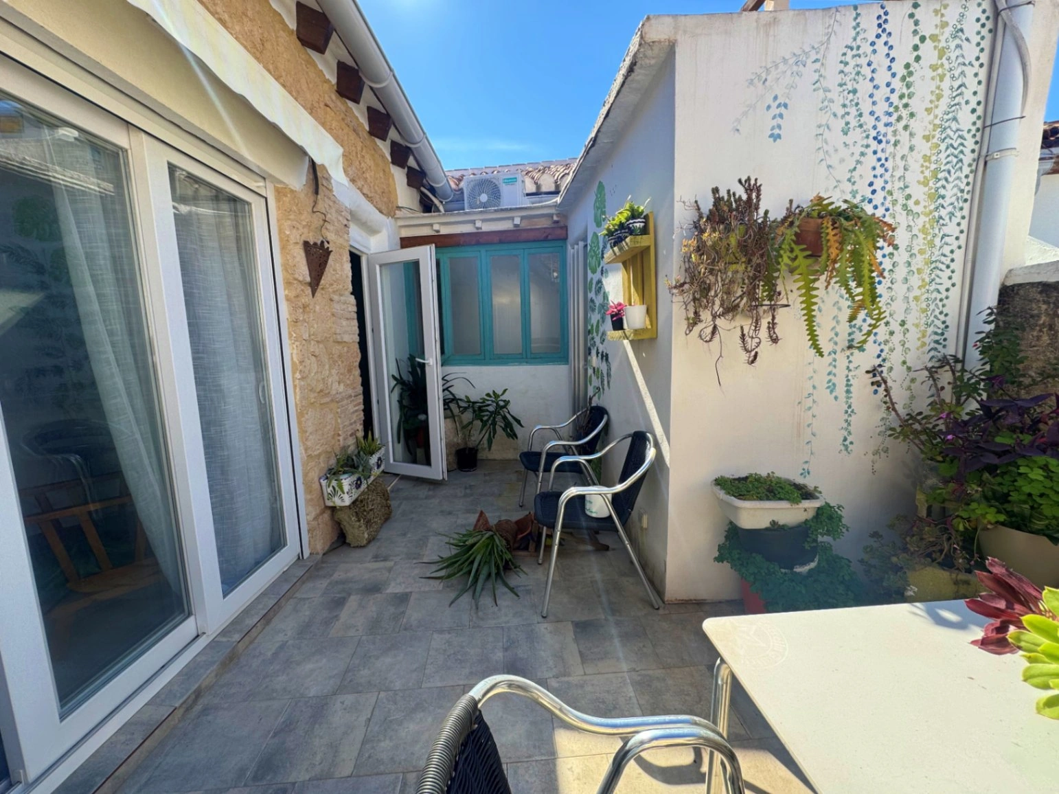 Casa de pueblo reformada en el centro de Denia, con garaje