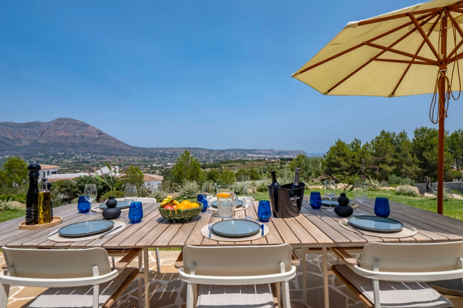 Recently renovated villa with stunning panoramic views of Jávea.
