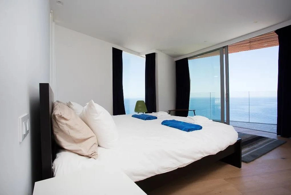 Luxurious modern frontline villa with stunning sea views
