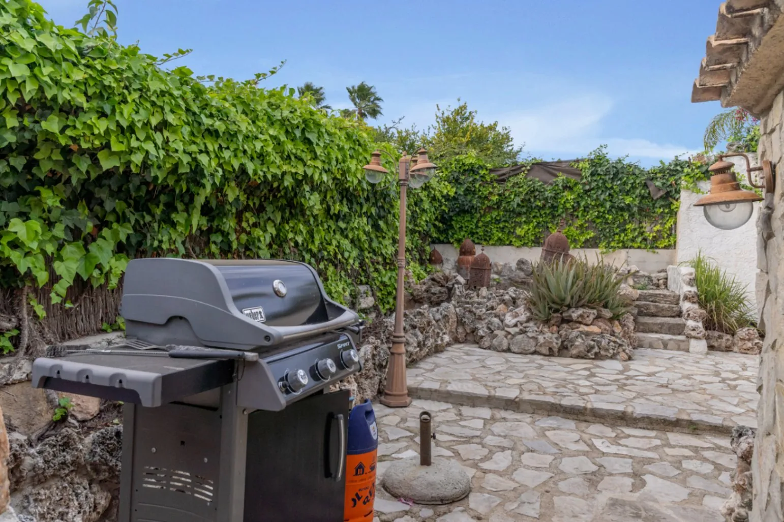 Villa con apartamento de invitados, totalmente renovada y cerca del casco antiguo de Jávea