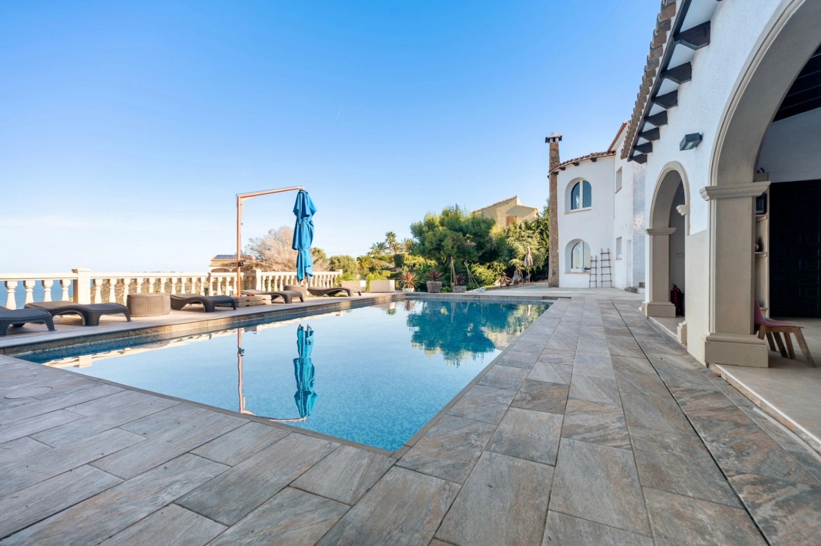Villa a la venta en Jávea con vistas al mar y a poca distancia de la playa del Portixol