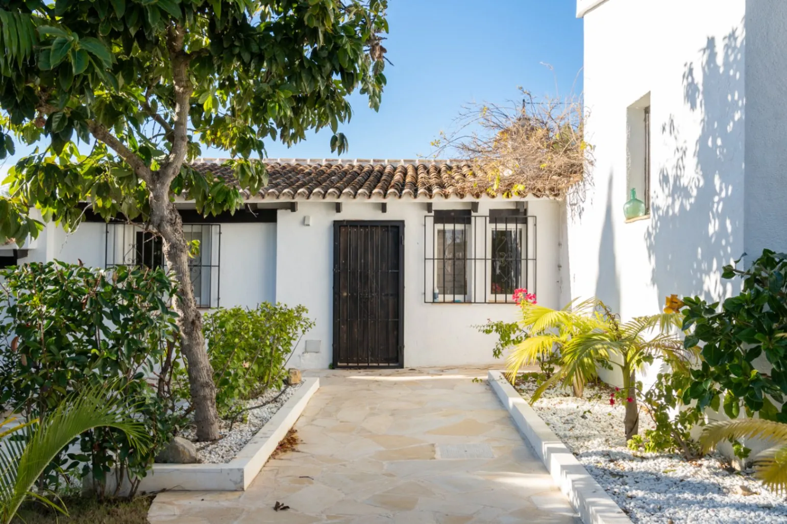 Exclusives, komplett renoviertes Anwesen mit großem Grundstück von 11.367 m2.