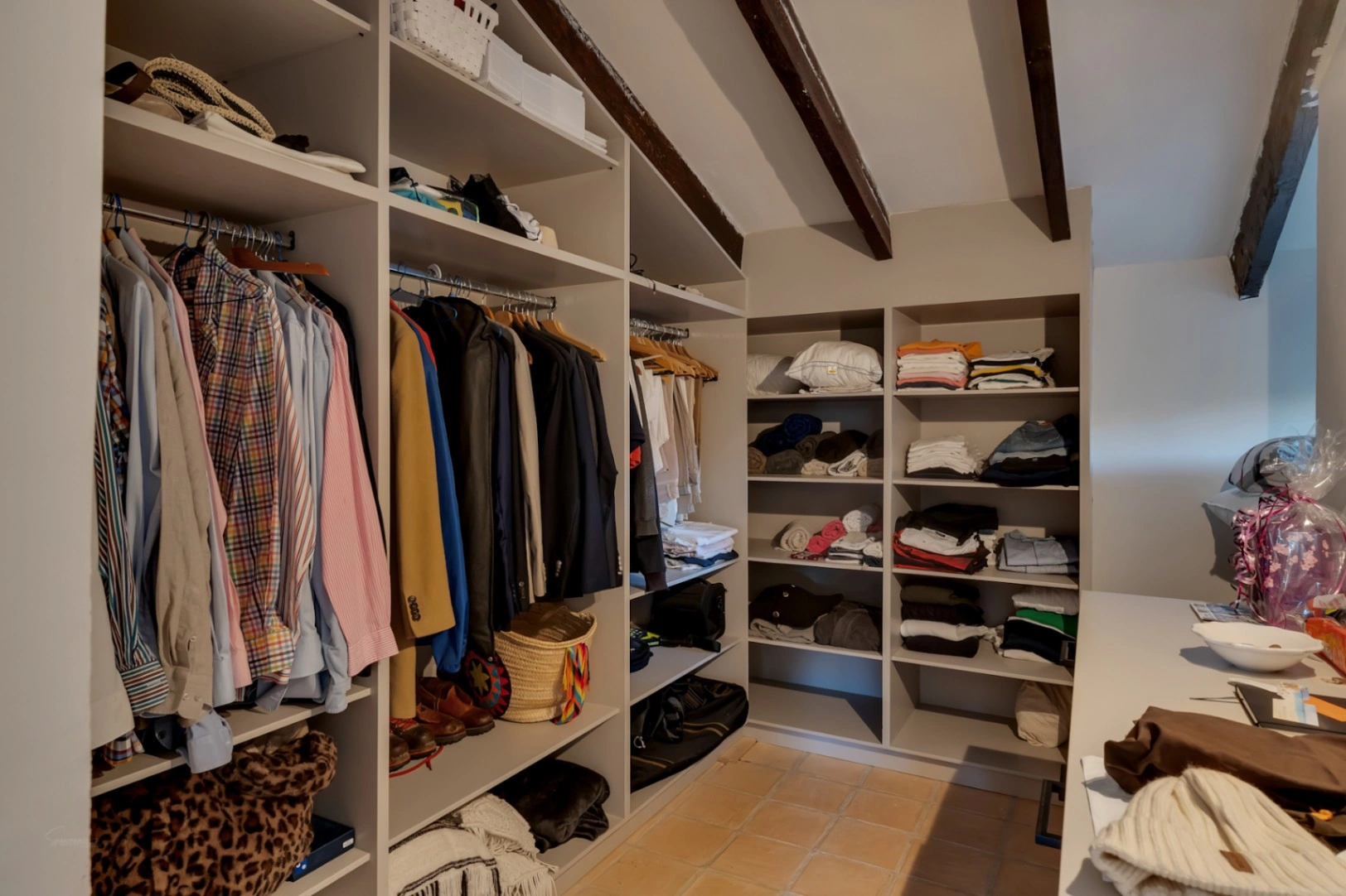 Exclusives, komplett renoviertes Anwesen mit großem Grundstück von 11.367 m2.
