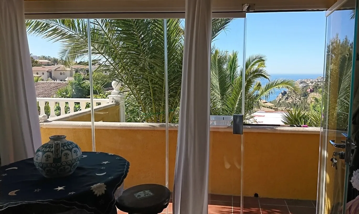 Charmante Villa mit 5 Schlafzimmern und Meerblick in Benitachell
