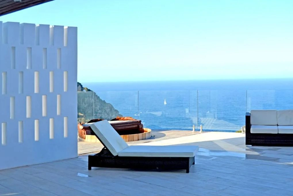 Luxurious modern frontline villa with stunning sea views