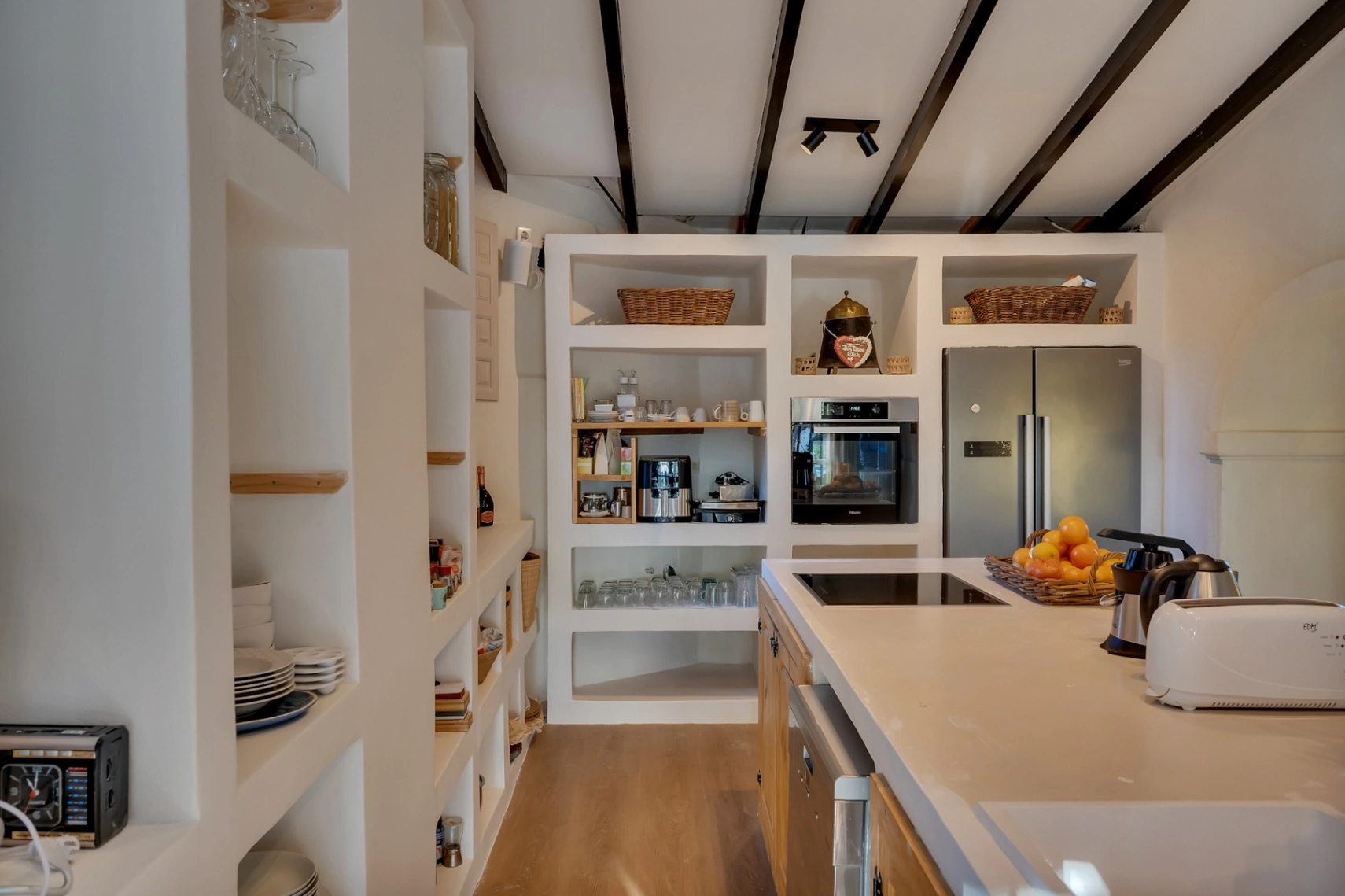 Exclusives, komplett renoviertes Anwesen mit großem Grundstück von 11.367 m2.