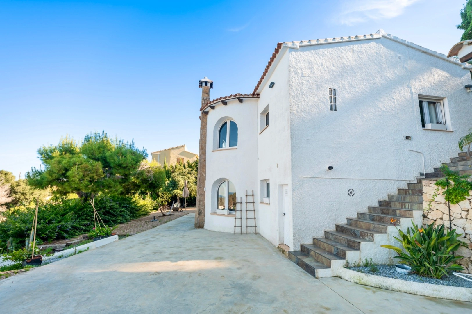Villa a la venta en Jávea con vistas al mar y a poca distancia de la playa del Portixol