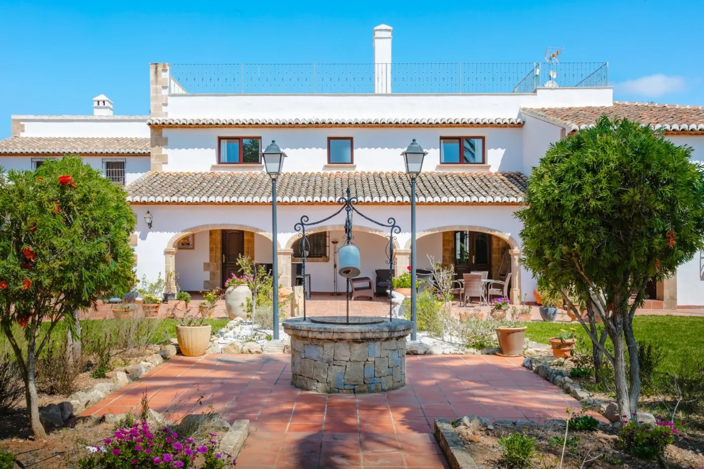 Large Villa with guest house in Jávea and plot 5.835m2