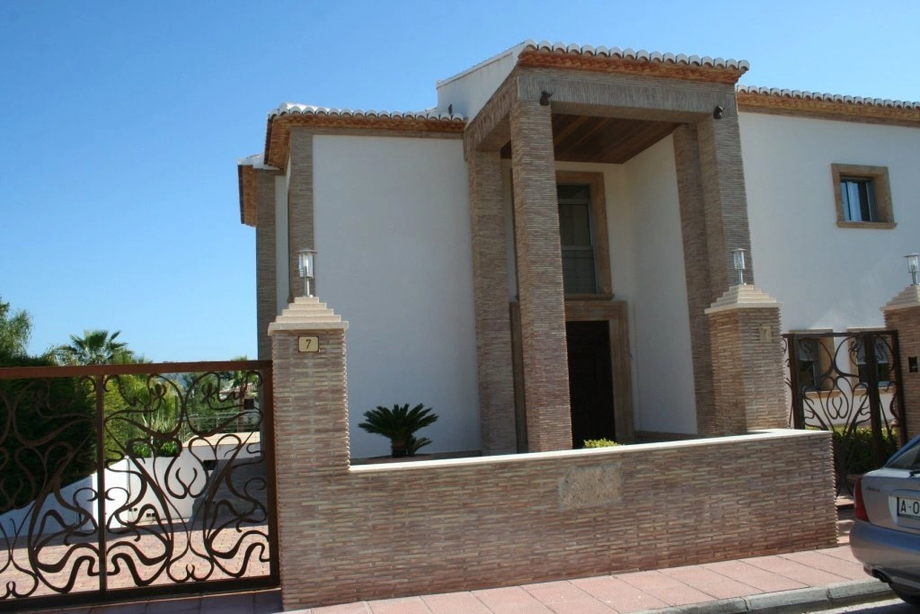 Chalet de 5 dormitorios con vistas al Montgó y al mar en Jávea