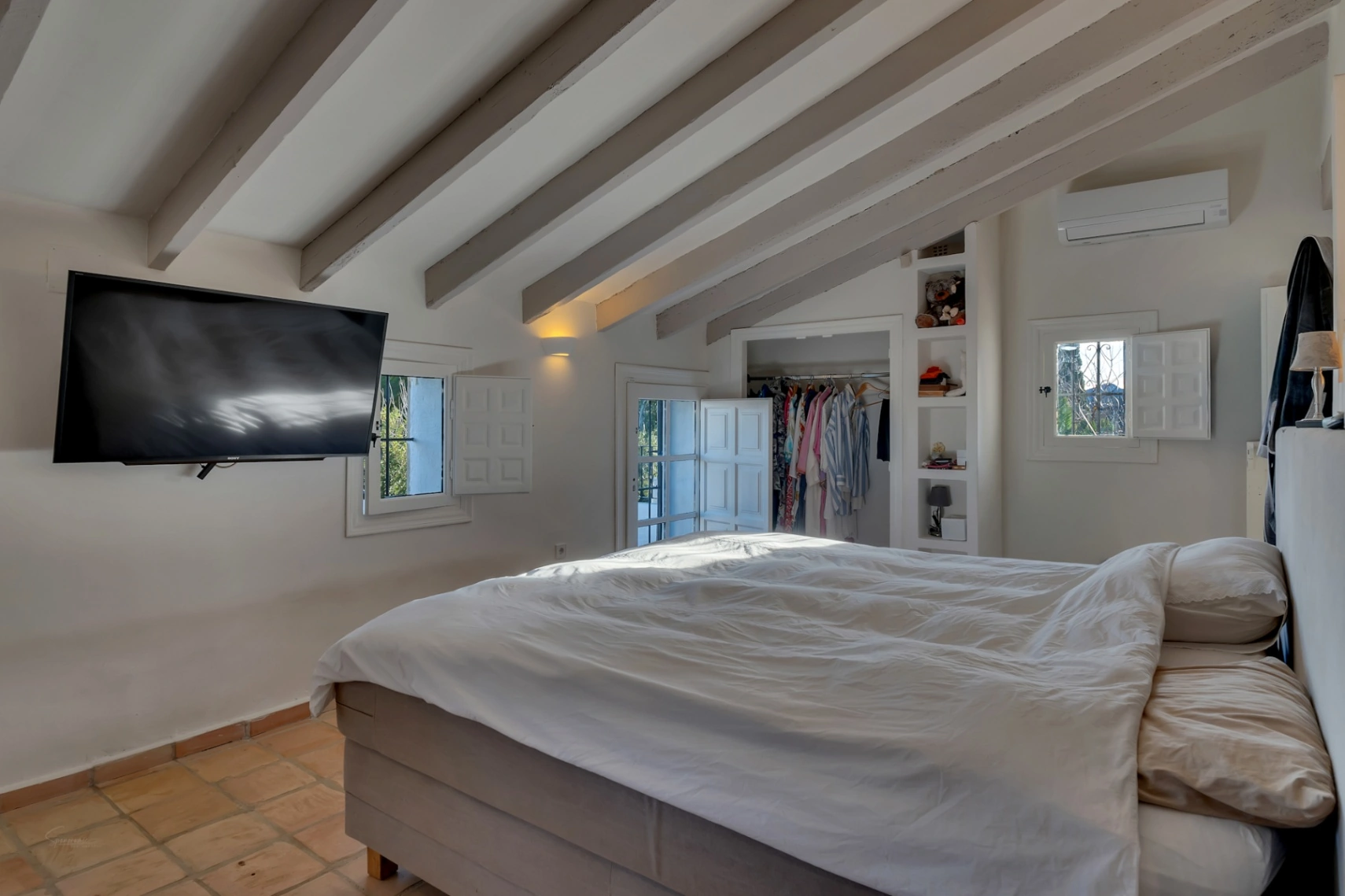 Exclusives, komplett renoviertes Anwesen mit großem Grundstück von 11.367 m2.