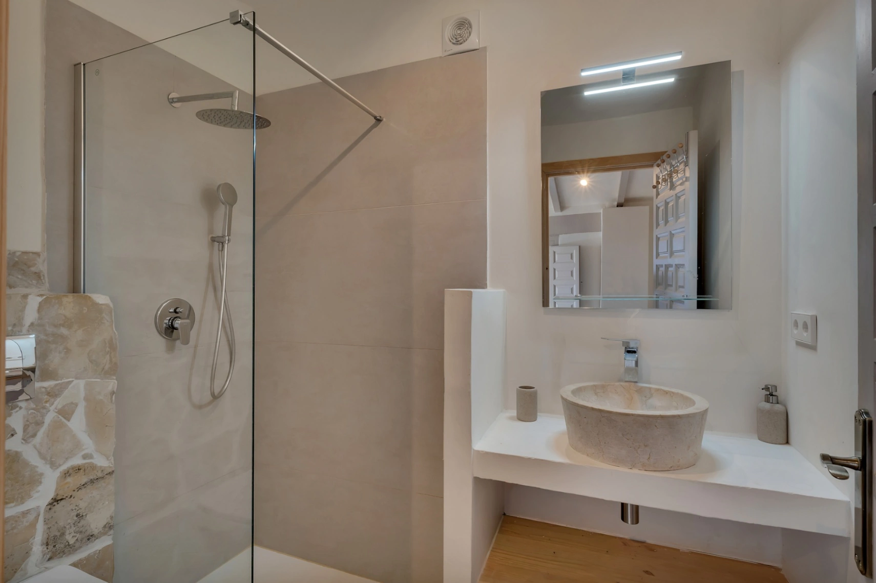 Exclusives, komplett renoviertes Anwesen mit großem Grundstück von 11.367 m2.