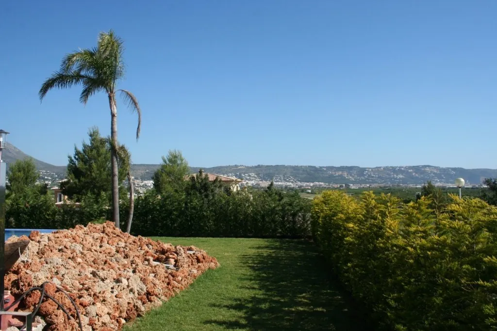 Chalet de 5 dormitorios con vistas al Montgó y al mar en Jávea