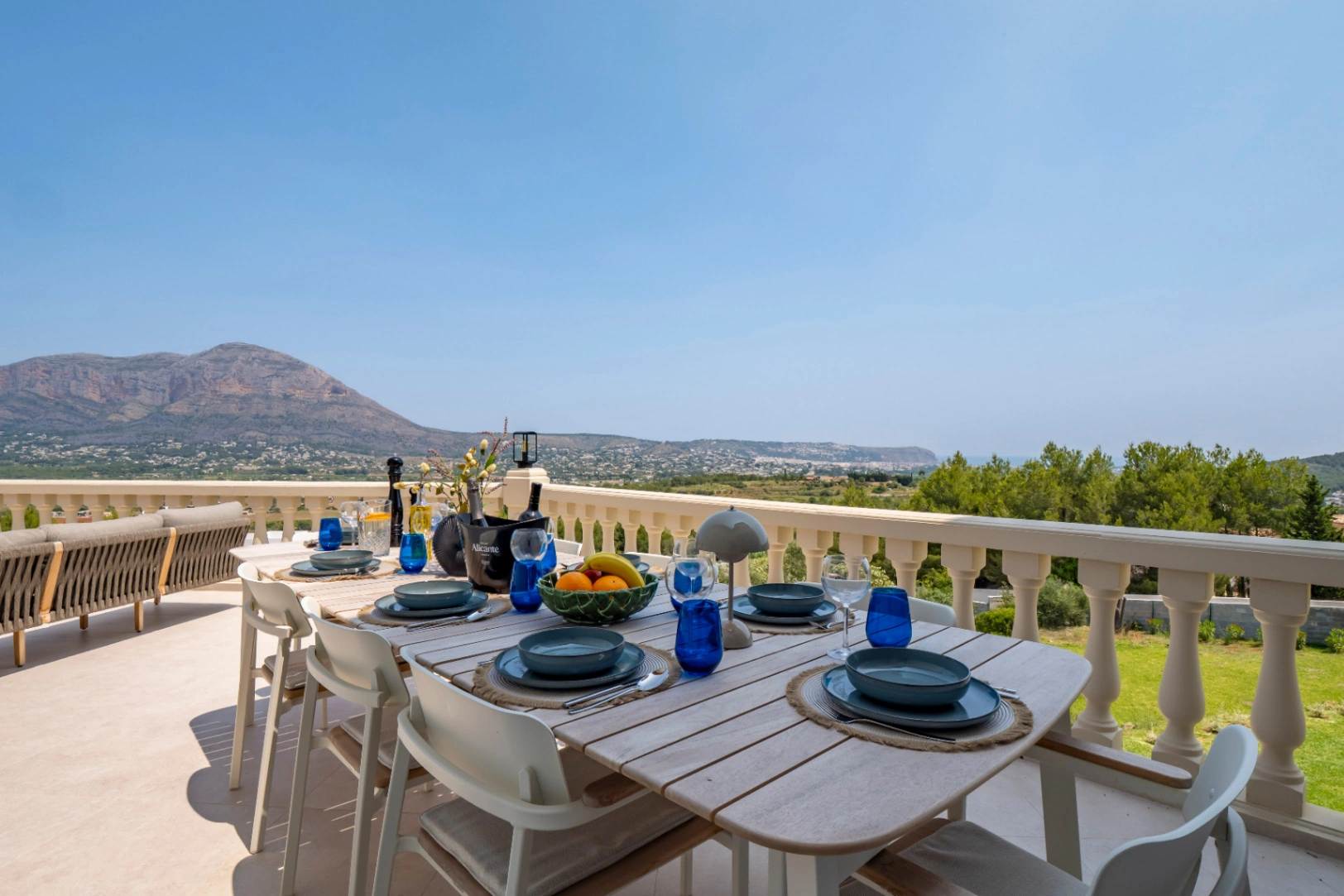Recently renovated villa with stunning panoramic views of Jávea.