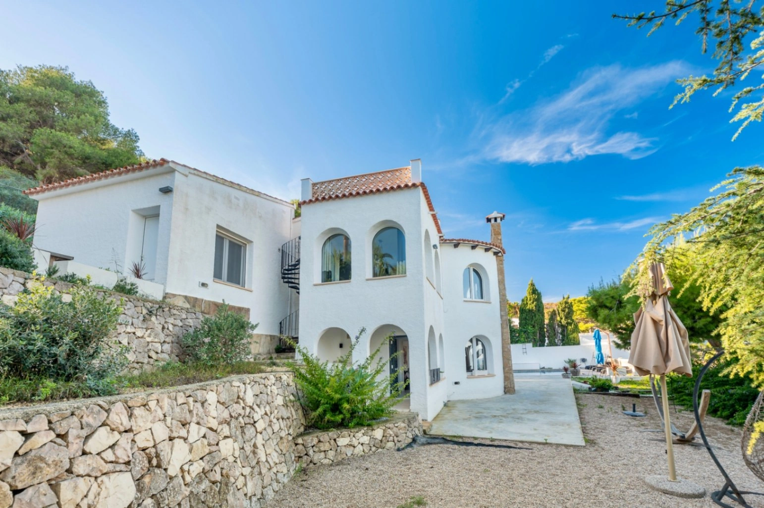 Villa a la venta en Jávea con vistas al mar y a poca distancia de la playa del Portixol