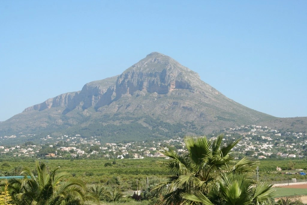 Chalet de 5 dormitorios con vistas al Montgó y al mar en Jávea
