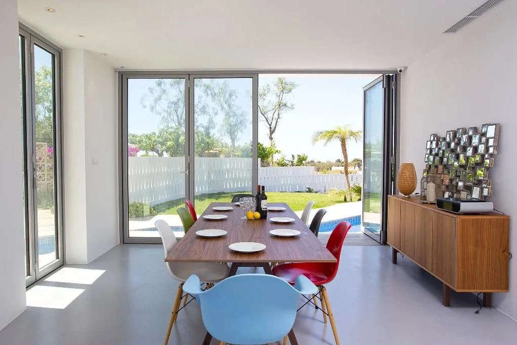 Luxurious modern frontline villa with stunning sea views